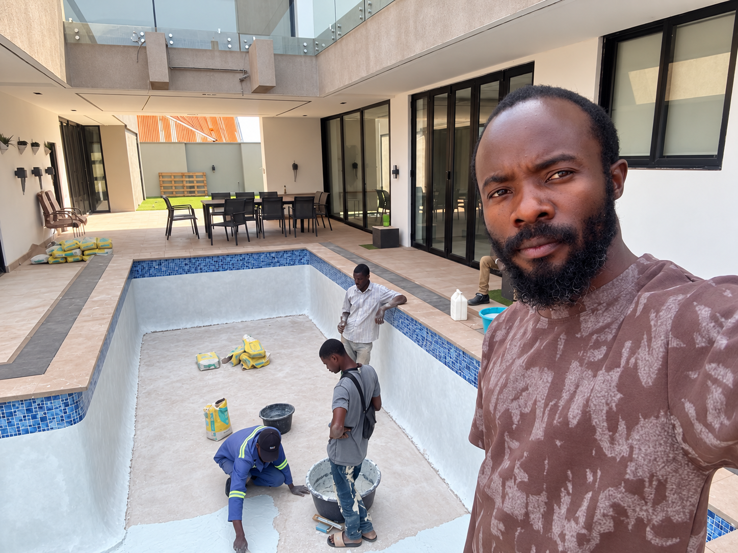 Équipe au travail dans une piscine