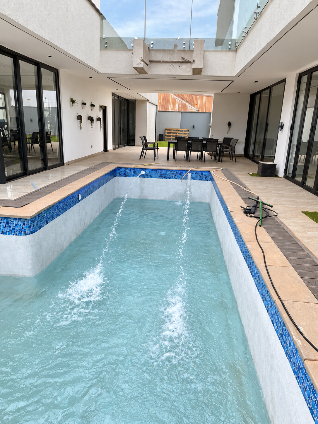 Piscine de cour intérieure en cours de remplissage