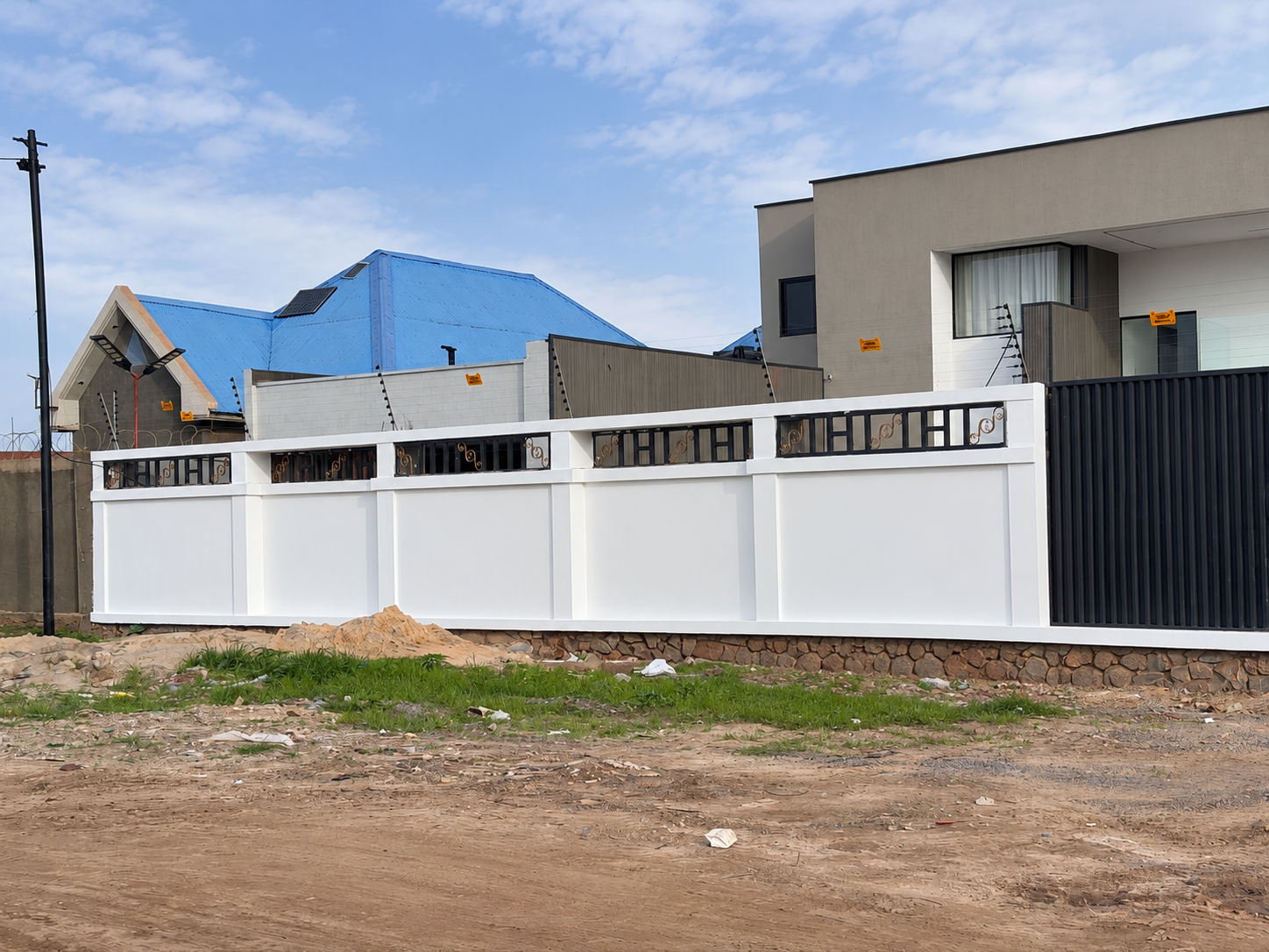 Façade résidentielle et clôture — KKF Engineering
